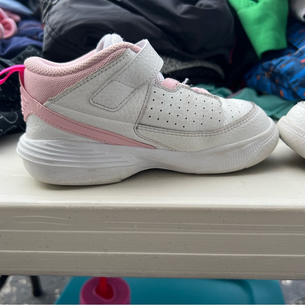 Jordan Max Aura 5 Fund kids size 10 White Pink Girls - Picture 3 of 8